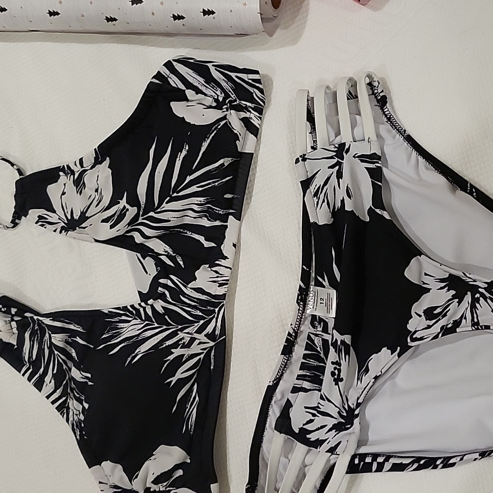 Venus bikini, black and white hibiscus print, top is versatile, top L, bottom 12